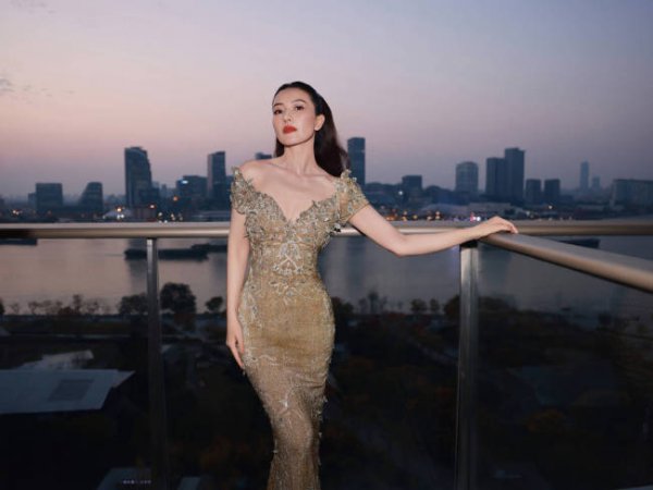 岁月不败好意思东说念主 高圆圆穿金色深V礼裙飘逸性感超吸睛