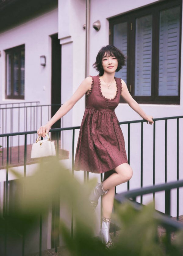 宋茜穿风凉连衣裙秀好体魄！短发造型娇俏迷东谈主